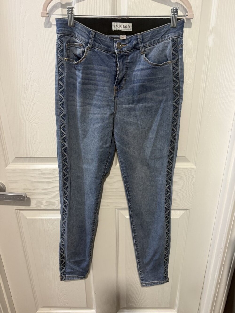 Knox Rose Size 6 Embroidered Side Stripe Skinny Jeans